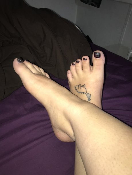 Naakte gelekte OnlyFans-foto van Vibingfeet