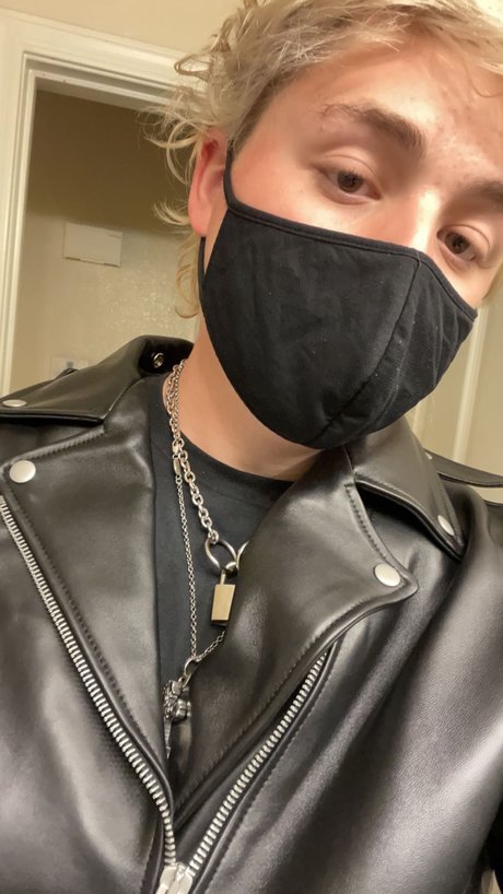 Naakte gelekte OnlyFans-foto van Thembian