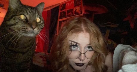 Naken läckt OnlyFans-bild av Scarletfever