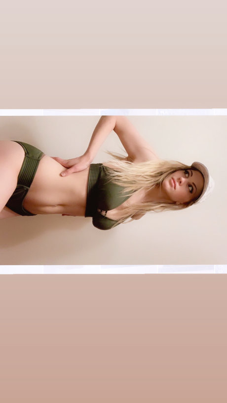 Nahá fotka uniklých OnlyFans od Dianne Martin