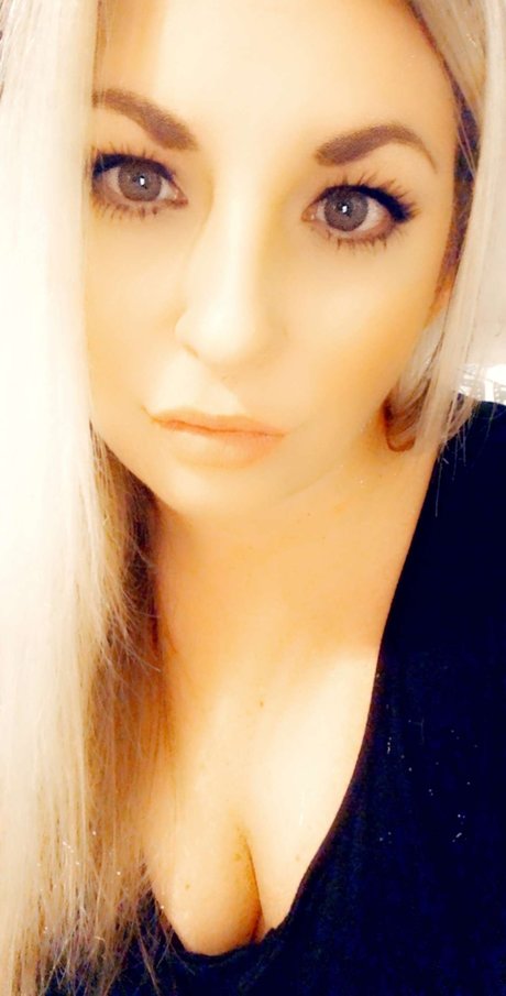 Naken läckt OnlyFans-bild av Linzi 