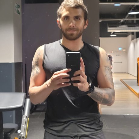 Naken läckt OnlyFans-bild av Xlpetitours