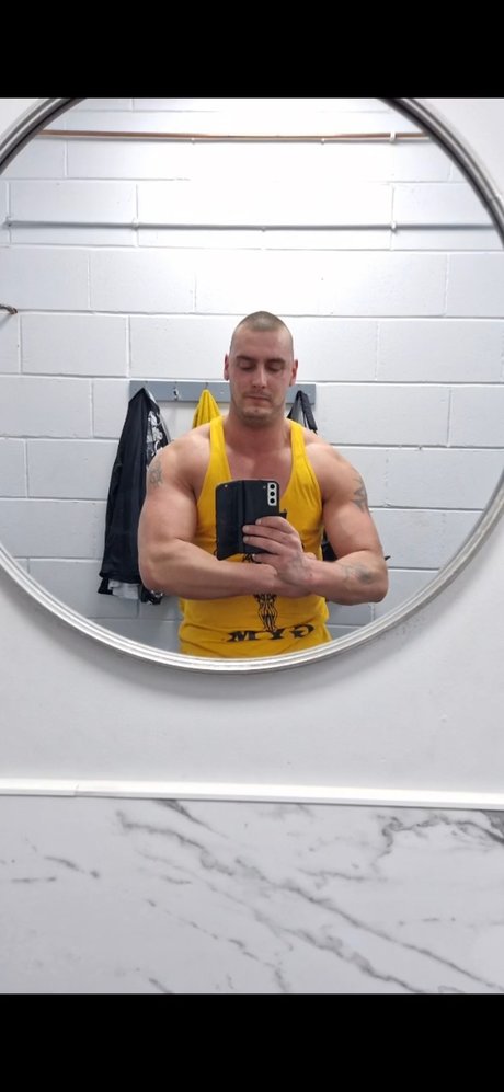 Naken läckt OnlyFans-bild av Bigandbad