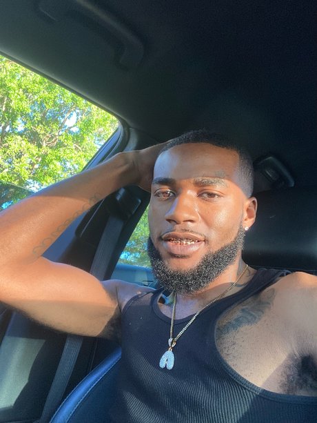 Foto desnuda filtrada de OnlyFans de Yung Bull 