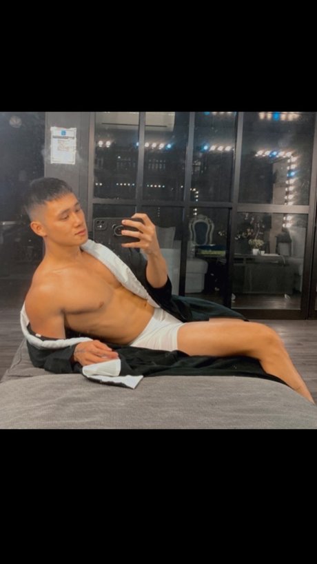 Nahá fotka uniklých OnlyFans od Edwin Max Mad