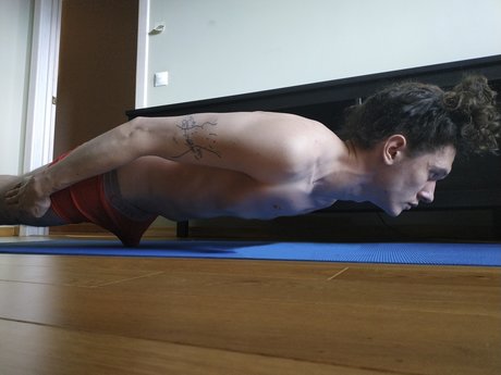 Naakte gelekte OnlyFans-foto van Denya