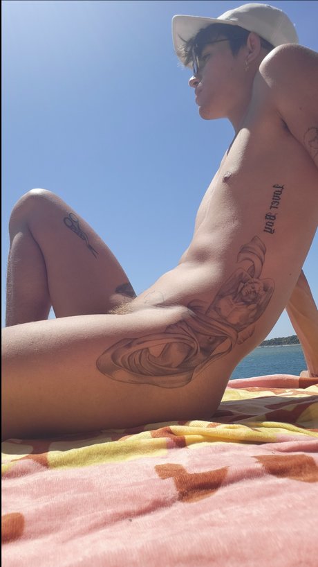 Обнаженная фотография утечки OnlyFans от Tattooed Twink