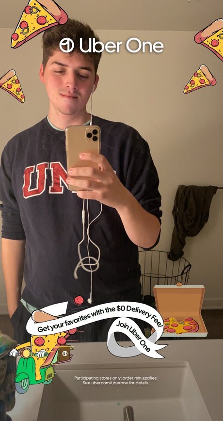 Naken läckt OnlyFans-bild av B
