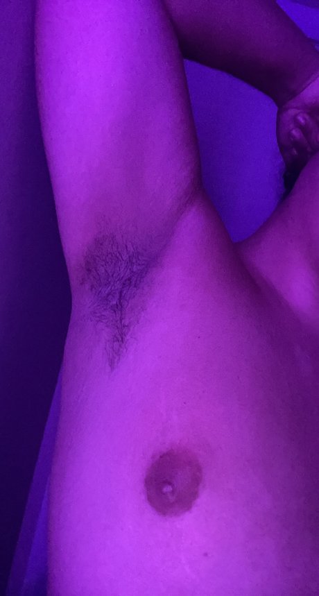 Nahá fotka uniklých OnlyFans od Tyler