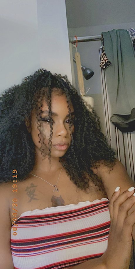 Naken lekkede OnlyFans-bilde av Tyra