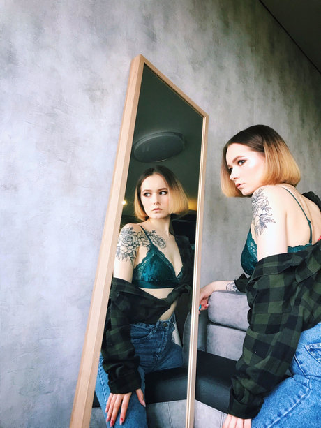 Naakte gelekte OnlyFans-foto van Viksi