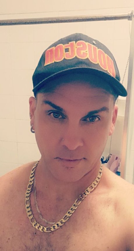 Naakte gelekte OnlyFans-foto van Izak David