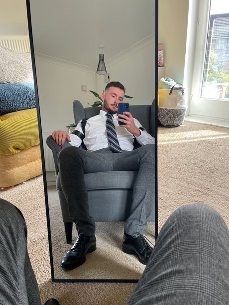 Nahá fotka uniklých OnlyFans od Suited Guy