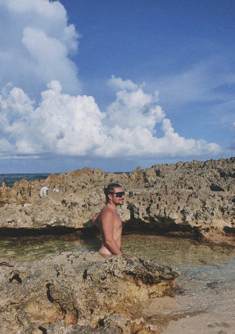 Alaston vuotanut OnlyFans-kuva Erosmx