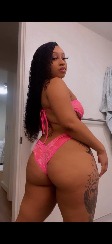 Naakte gelekte OnlyFans-foto van Creamy Yas