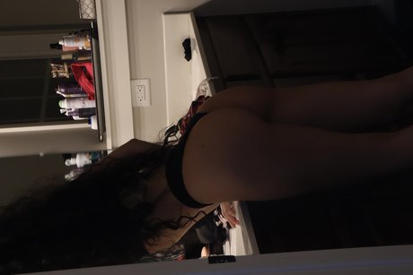 Alasti lekkinud OnlyFans-i pilt Willow Tree