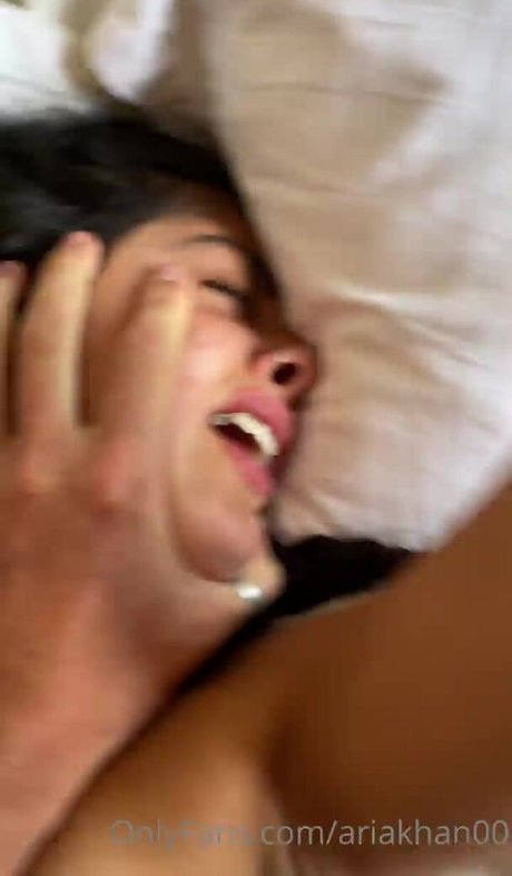 Nahá fotka uniklých OnlyFans od Aria Khan