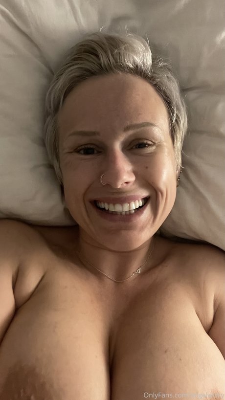 Alasti lekkinud OnlyFans-i pilt Angel Wicky