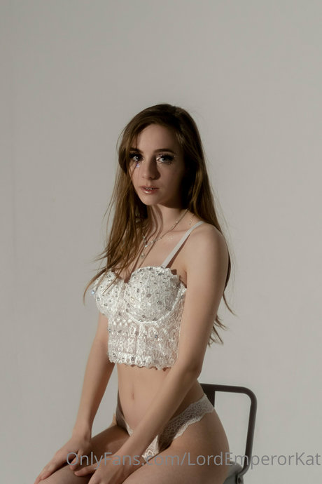 Kat ONLINE NOW