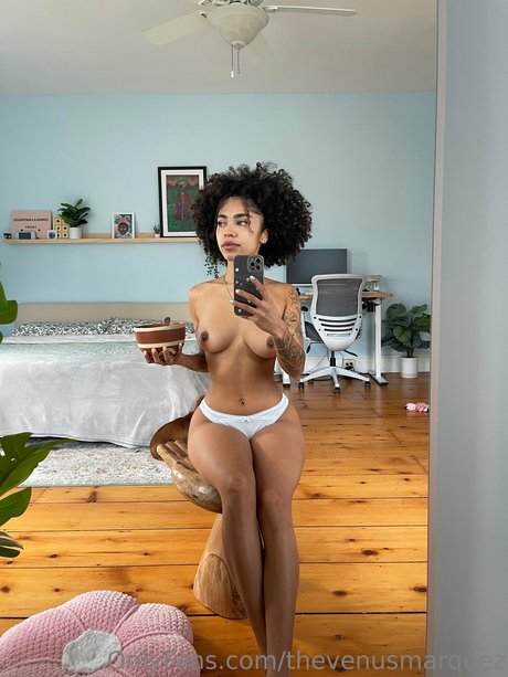 Nahá fotka uniklých OnlyFans od Venus Marquez
