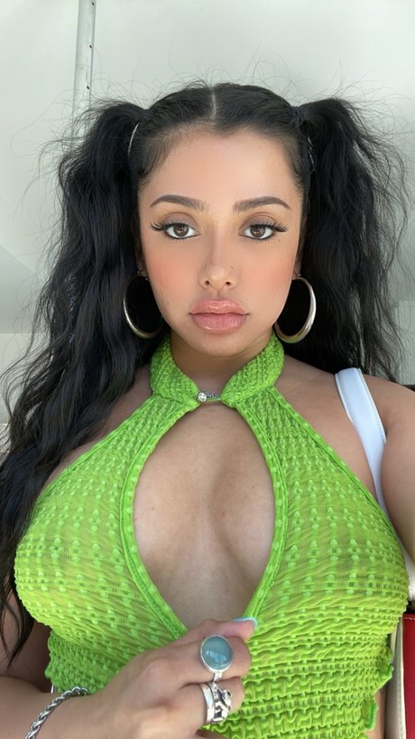 Nahá fotka uniklých OnlyFans od Yahaira Yumi