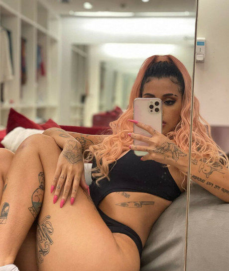 Nøgent lækket OnlyFans-billede af Azzy Mc