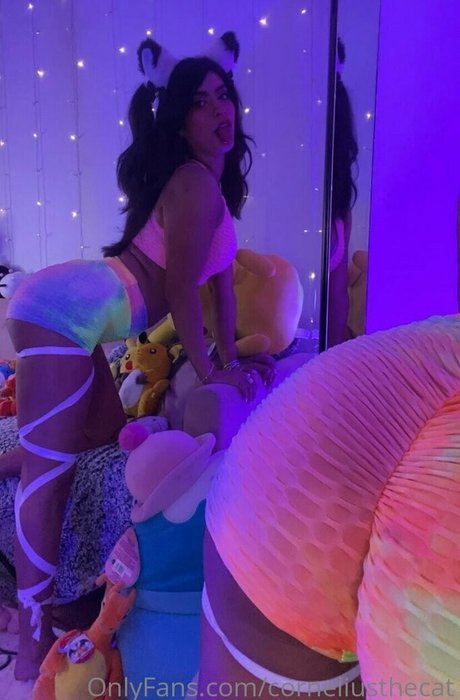 Nahá fotka uniklých OnlyFans od Corneliusthecat