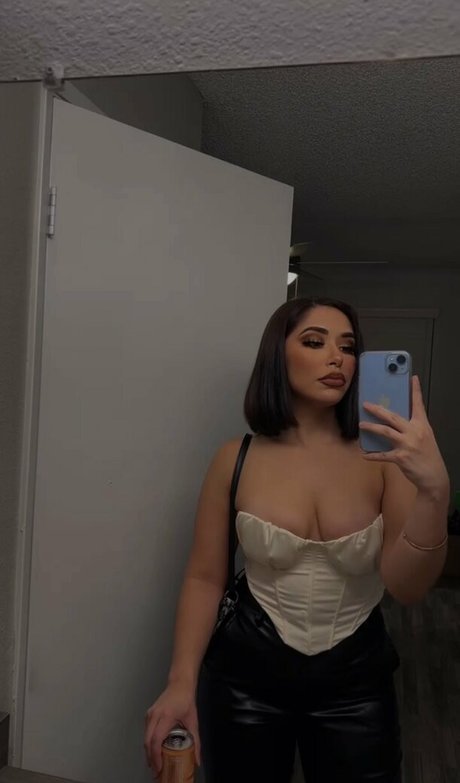 Emelyelenaa  nude leaked OnlyFans photo
