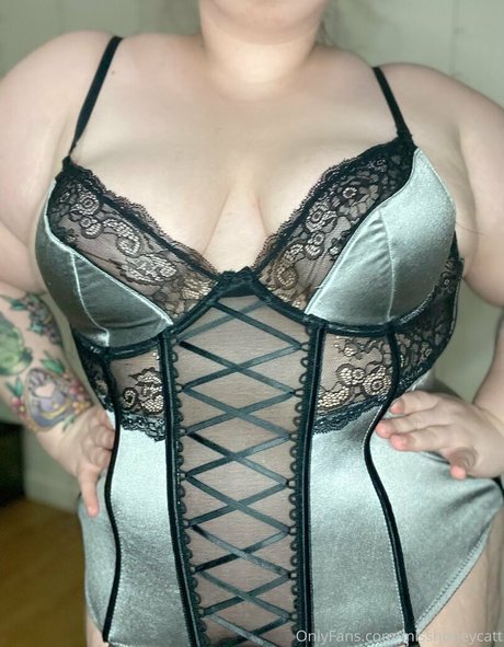Naakte gelekte OnlyFans-foto van Misshoneycatt