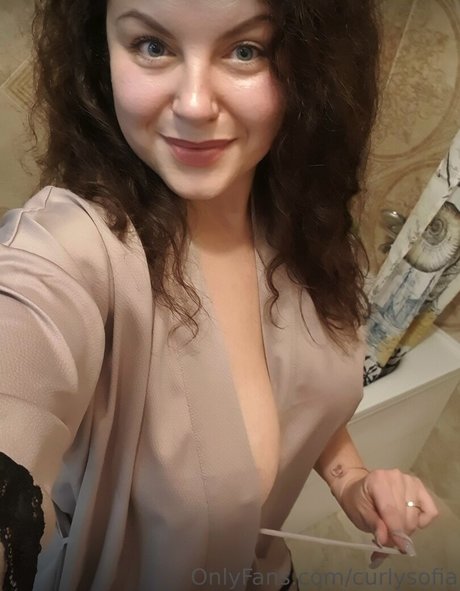 Foto di nudo di fuga di OnlyFans di Sofia Curly
