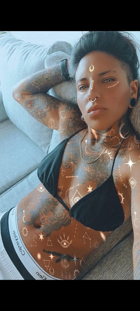 Naken läckt OnlyFans-bild av Lauk