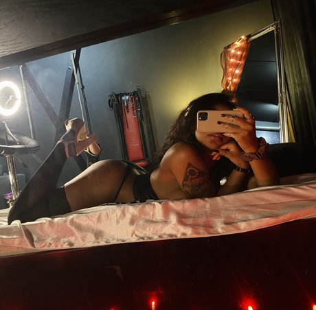 Naakte gelekte OnlyFans-foto van Rosie Linn