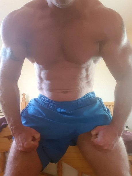 Naakte gelekte OnlyFans-foto van Muscle Daddy
