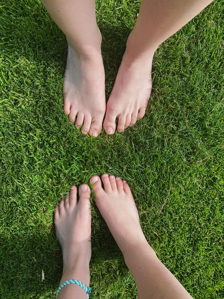2girls4feet
