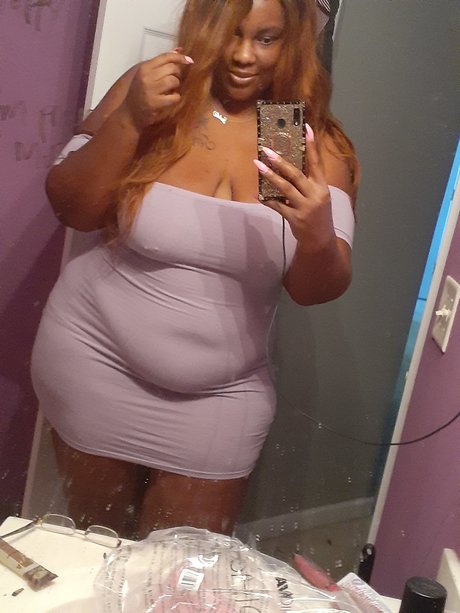 Alaston vuotanut OnlyFans-kuva Glam Amazon