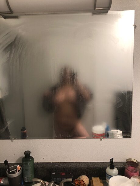Alaston vuotanut OnlyFans-kuva Basil