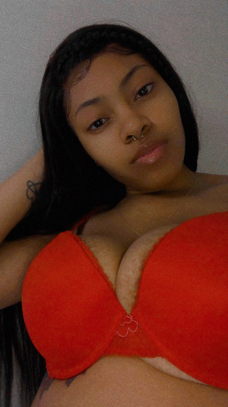 Naken läckt OnlyFans-bild av Prettylightskinn