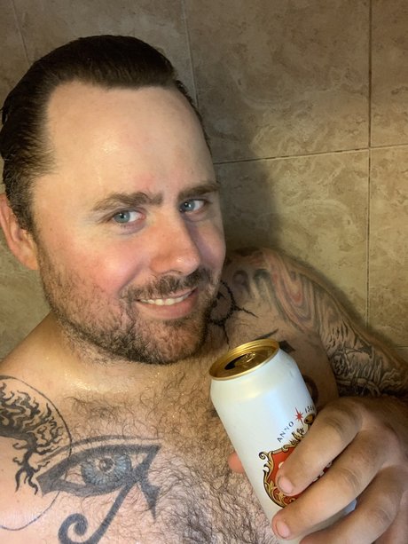 Naken läckt OnlyFans-bild av Showerbeerscanada