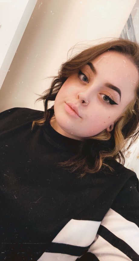 Alaston vuotanut OnlyFans-kuva Peach Queen 