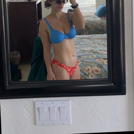 Naken läckt OnlyFans-bild av M