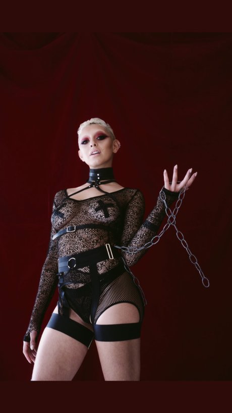 Alasti lekkinud OnlyFans-i pilt Prince Aerys The Nonbinary Dom