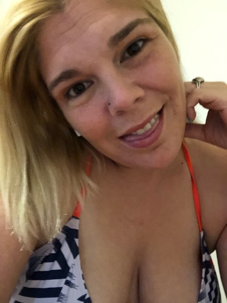 Обнаженная фотография утечки OnlyFans от The Glazed Wife