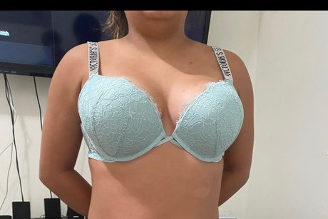 Alaston vuotanut OnlyFans-kuva Pinkpage