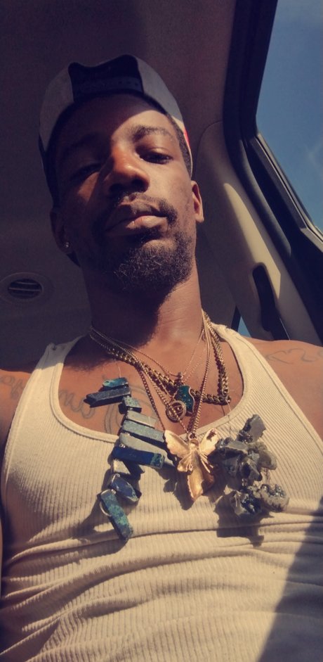 Naakte gelekte OnlyFans-foto van Ace Longsnake