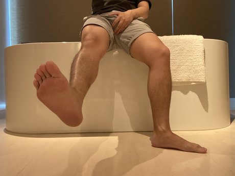 Naakte gelekte OnlyFans-foto van Asian Foot Master Us10