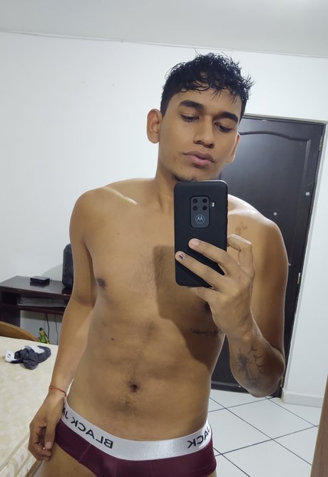 Alaston vuotanut OnlyFans-kuva Ego Four