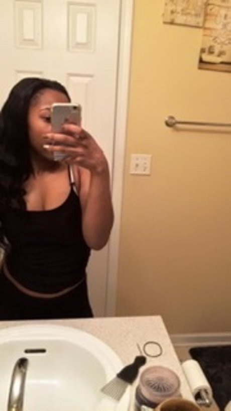 Naken läckt OnlyFans-bild av Samyia