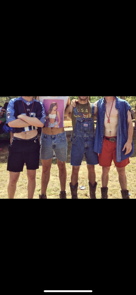 Alaston vuotanut OnlyFans-kuva Country Frat