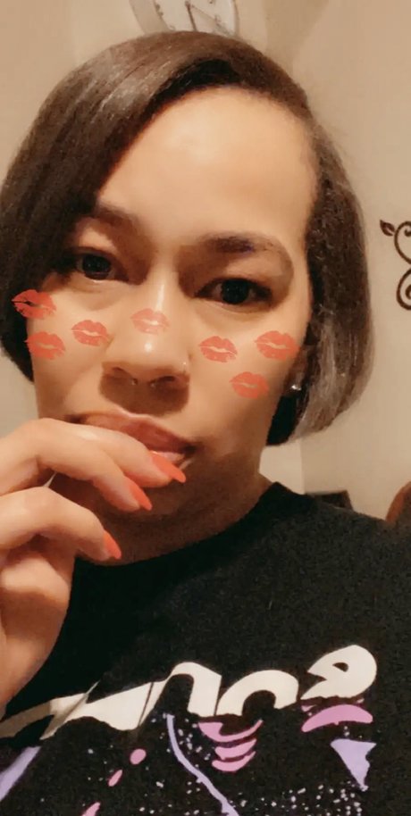 Alaston vuotanut OnlyFans-kuva Red Thickness