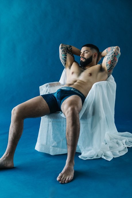 Naakte gelekte OnlyFans-foto van Novelapapi